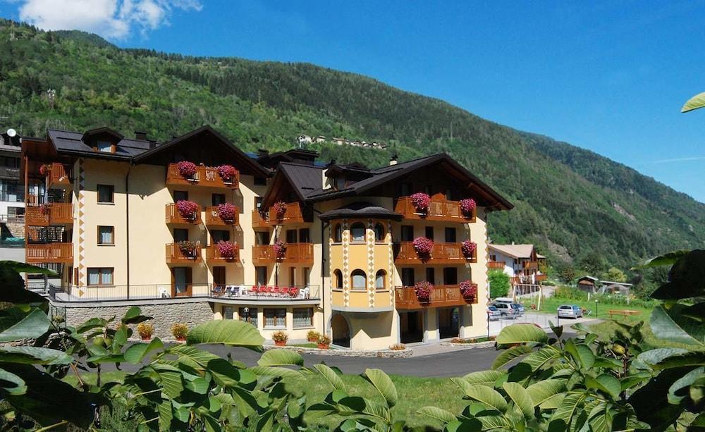 Gaia Residence Hotel Mezzana Kültér fotó