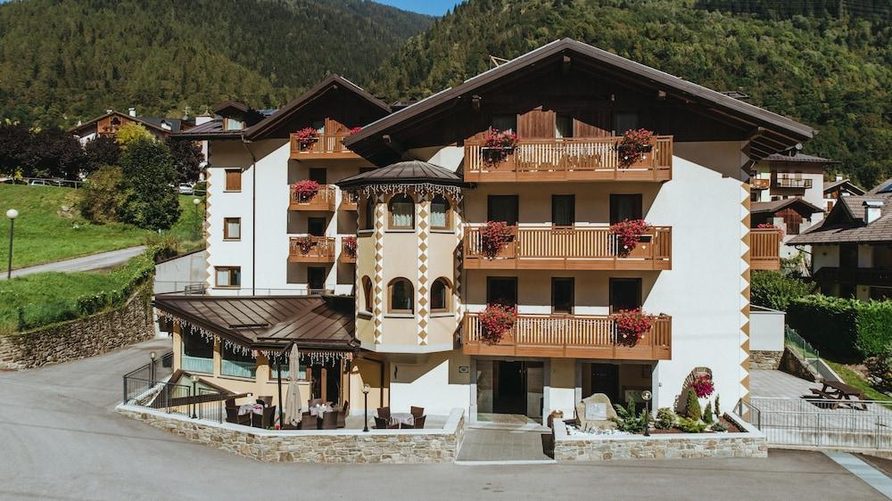 Gaia Residence Hotel Mezzana Kültér fotó