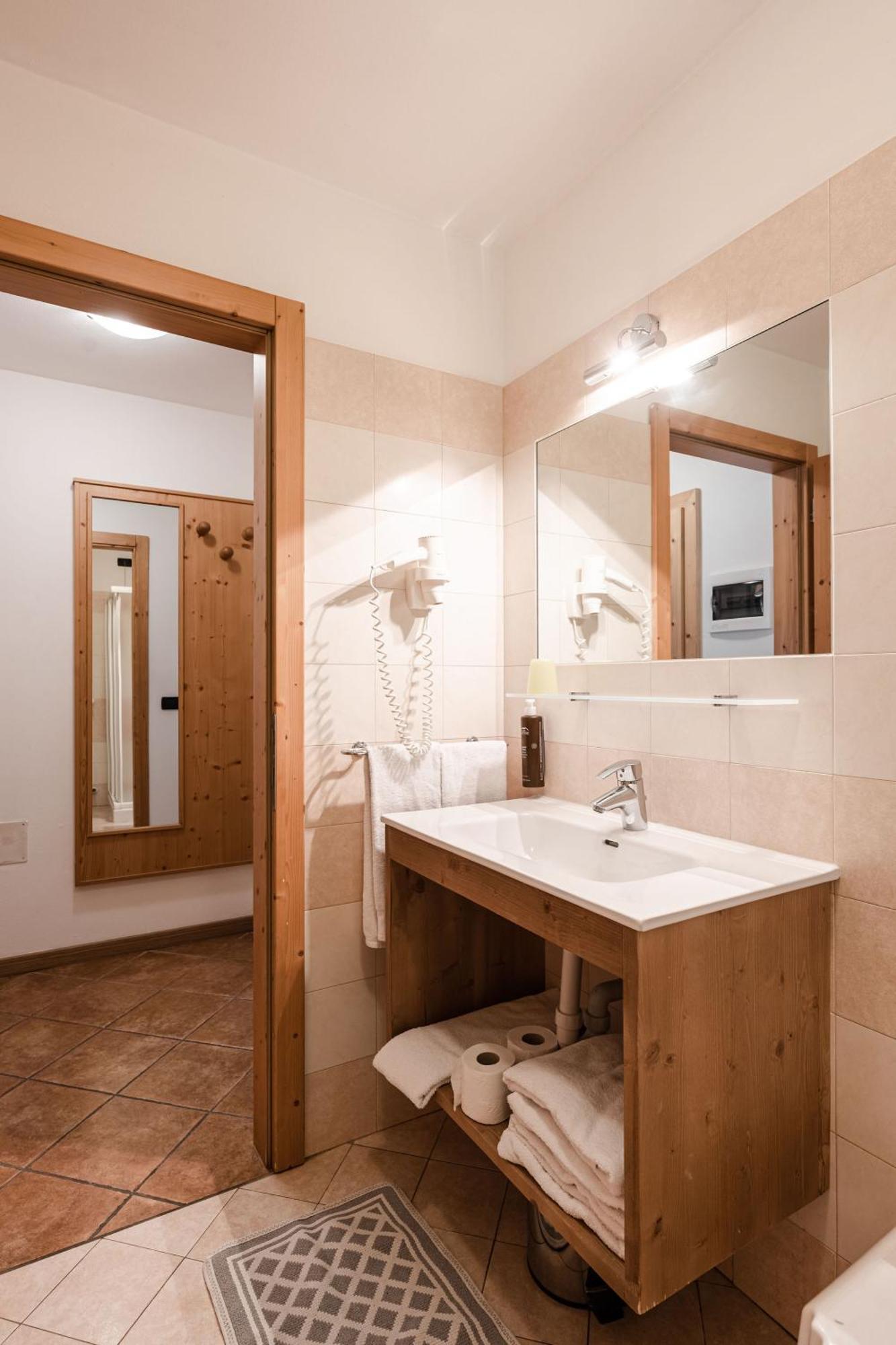 Gaia Residence Hotel Mezzana Kültér fotó